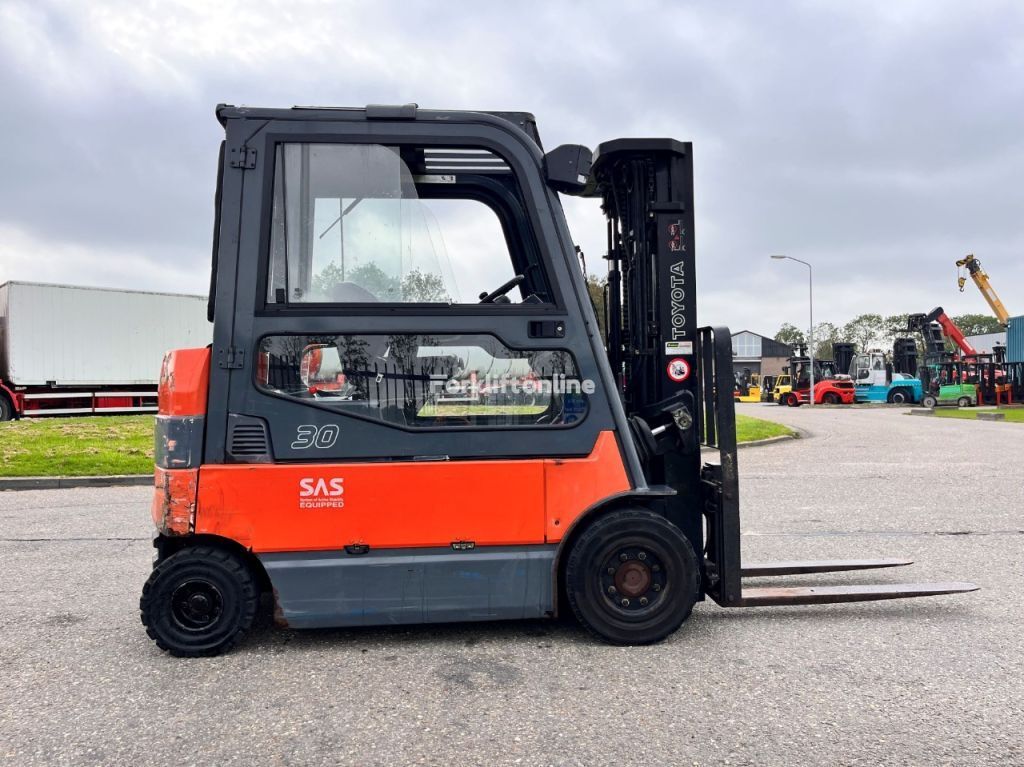 Toyota 7FBMF30 electric forklift