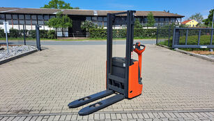 Linde L12- BR1172 pallet stacker